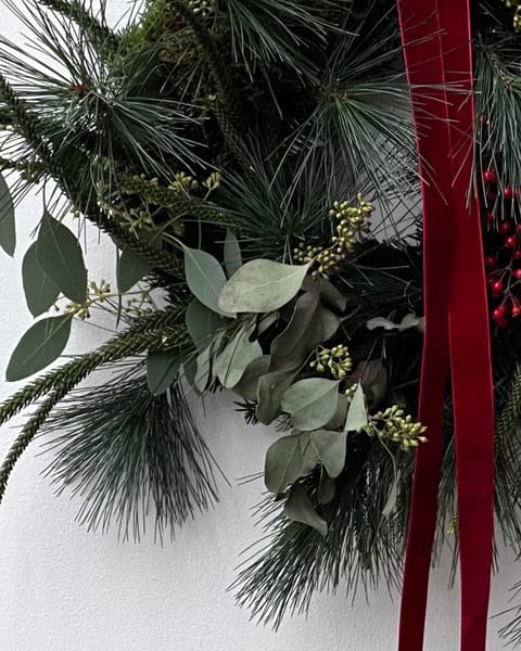 Eukalyptus und Kiefernnadeln im Kranz, aus der Nähe