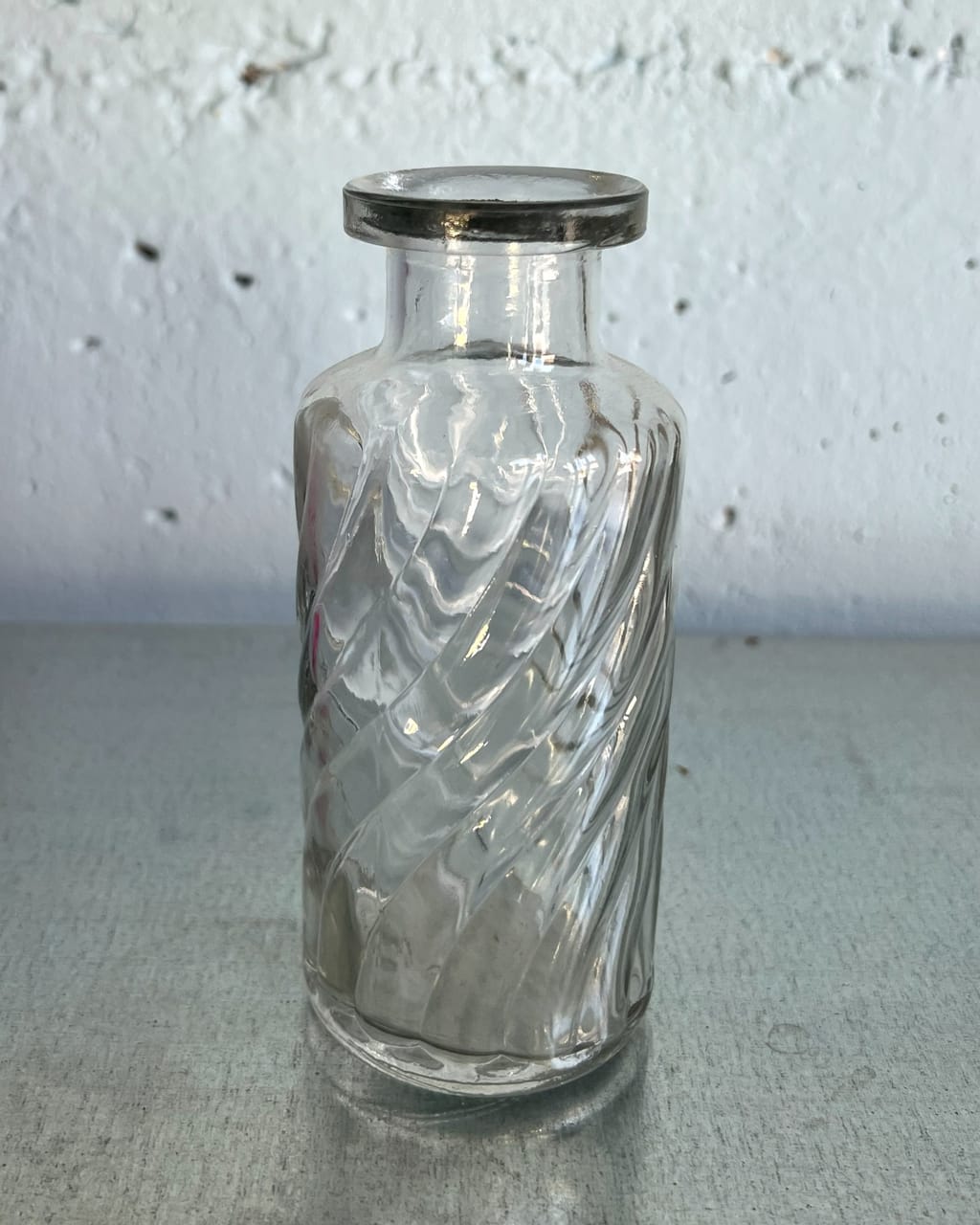 Kleine Glasflasche mit Wellenschliff