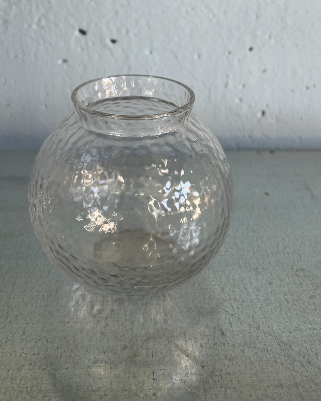 Kugelvase aus strukturiertem Glas