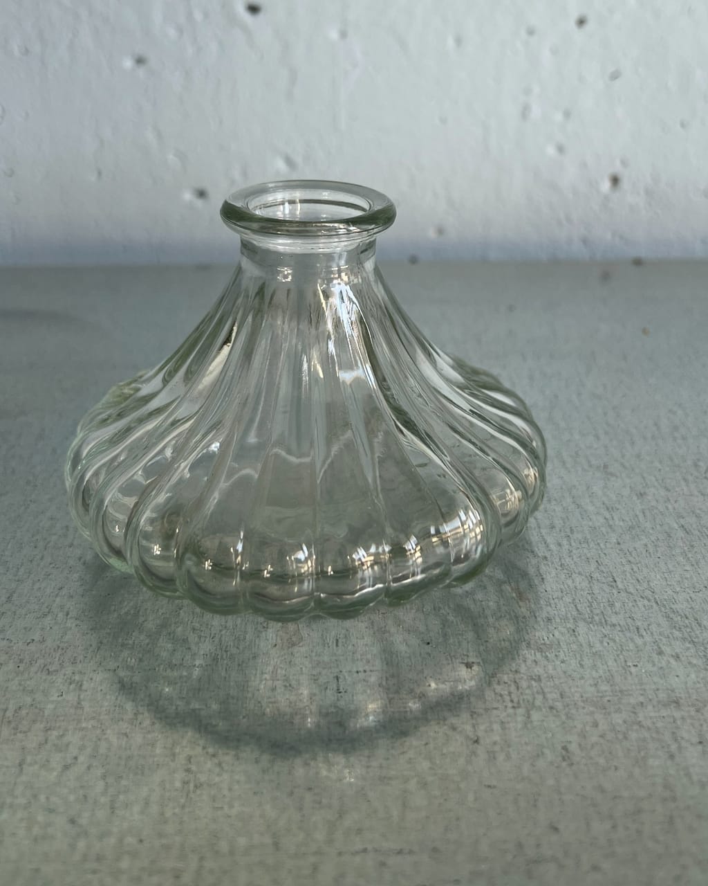 Flache, breite Glasvase mit Rillen