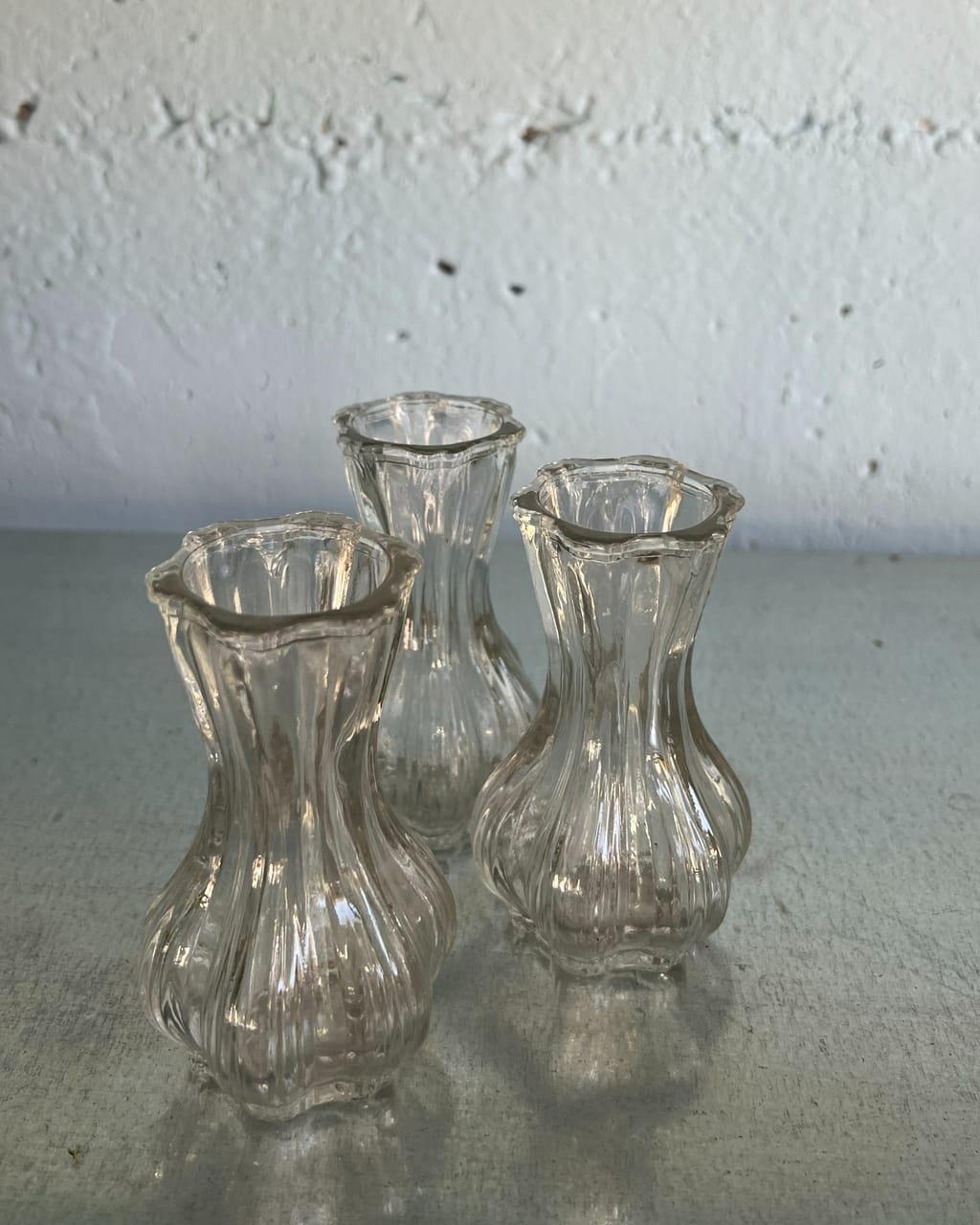 Drei kleine Glasvasen mit Rillen in verschiedenen Formen