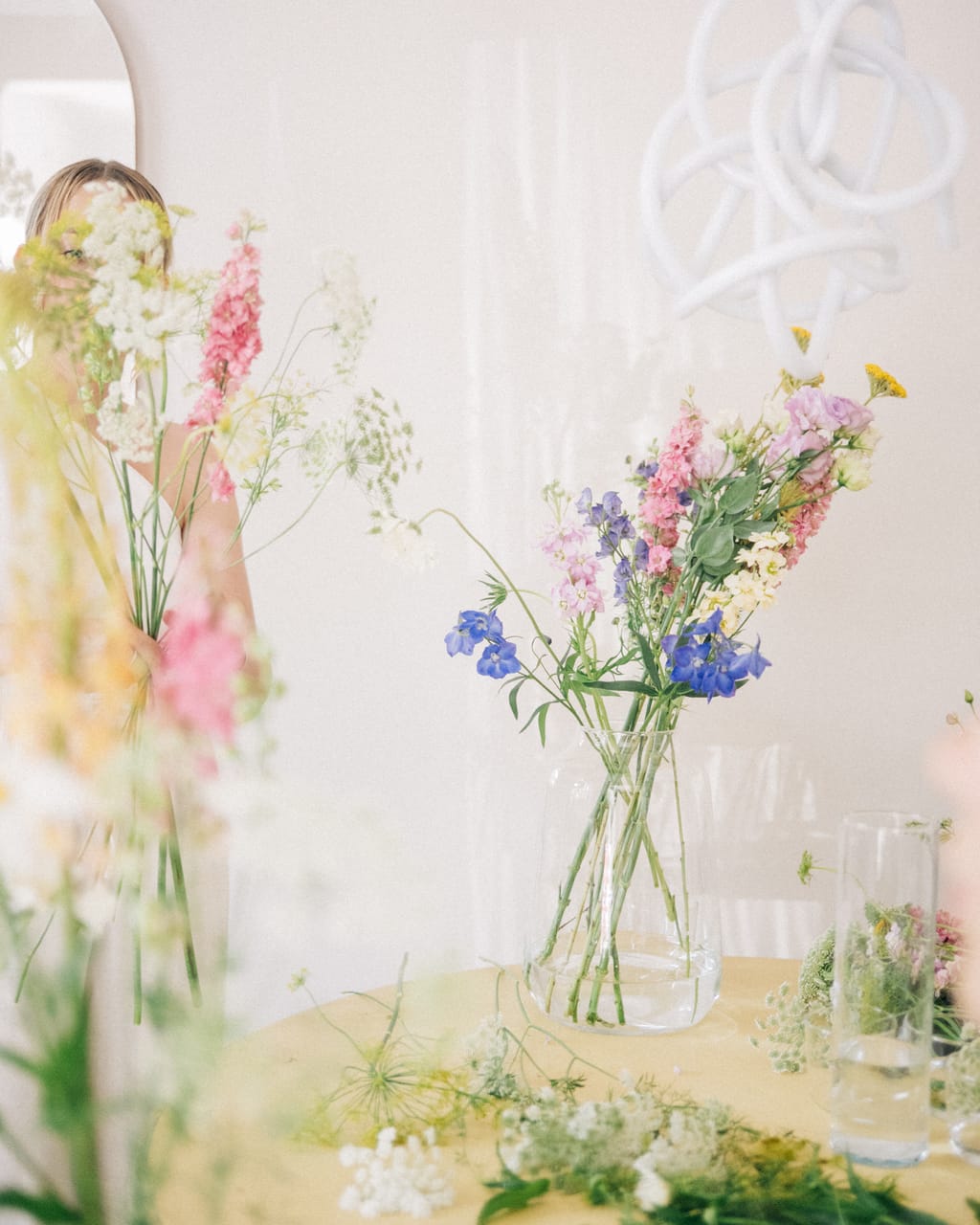 Blumen und Stiele auf dem Tisch beim Binden im Workshop